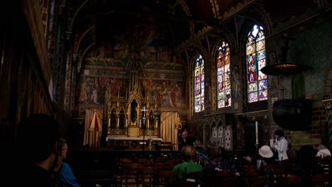 Pueblo-Belga-Dentro-De-La-Basílica-De-La-Santa-Sangre-En-Brujas,-Bélgica