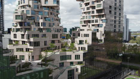 Terrassenfassade-Der-Valley-Apartments-Im-Amsterdamer-Stadtteil-Zuidas,-Niederlande