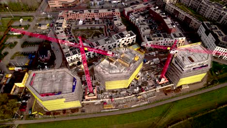 Luftaufnahme-Von-Oben-Eines-Immobilienprojekts,-Baustelle-Für-Den-Neubau-Von-Wohnhäusern,-Teil-Der-Stadtentwicklung-Des-Stadtteils-Noorderhaven