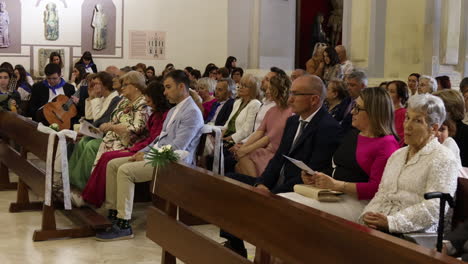 Personas-Que-Asisten-A-La-Ceremonia-De-Primera-Comunión-En-Una-Iglesia-Católica-En-Zaragoza,-España---Tiro-Panorámico-A-La-Derecha