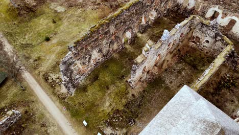 Ruinas-Del-Castillo-Medieval-De-Rauna-En-La-Región-De-Vidzeme-De-Letonia