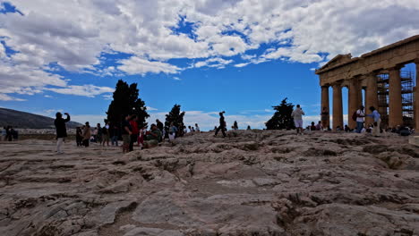 Schar-Von-Touristen-Versammelte-Sich,-Um-Den-Parthenon-Tempel-Auf-Der-Akropolis-Von-Athen-Zu-Besuchen