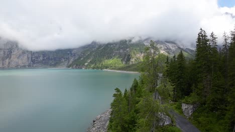 Drohnenflug-In-Richtung-Berglandschaft,-Luftaufnahme-über-Einem-Blauen-Oeschinensee,-Schweiz,-Europa