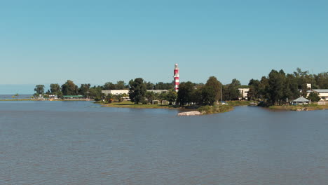 A-panoramic-drone-view-approaching-the-lighthouse-of-Termas-de-Río-Hondo-in-Santiago-del-Estero,-Argentina