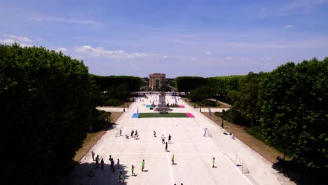 Fotografía-Aérea-Con-Plataforma-Rodante-De-Niños-De-Escuela-Jugando-En-Canchas-Hechas-En-El-Centro-De-Montpellier.