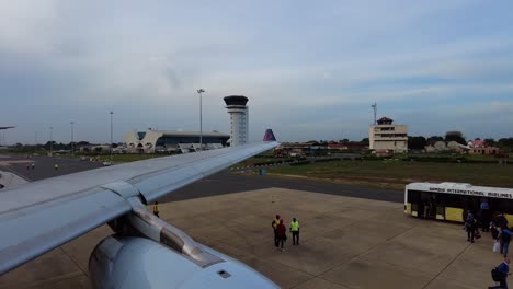 Panoramablick-Auf-Den-Internationalen-Flughafen-Von-Banjul-Mit-Aus-Dem-Flugzeug-Aussteigenden-Passagieren