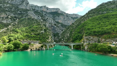 Boote,-Die-Auf-Türkisfarbenem-Wasser-In-Den-Atemberaubenden-Gorges-Du-Verdon-Schwimmen,-Umgeben-Von-üppigen-Bergen