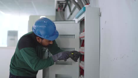 Electricistas-Trabajadores-Revisando-Problemas-De-Electricidad-En-La-Industria-Textil-De-Pakistán