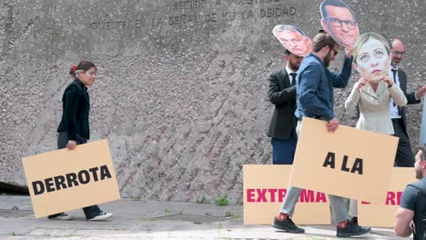 Los-Activistas-Participan-En-Una-Protesta-Antifascista-Mientras-Llevan-Máscaras-De-Los-Políticos-De-Extrema-Derecha-Marine-Le-Pen,-Mateusz-Morawiecki,-Santiago-Abascal,-Viktor-Orbán-Y-Giorgia-Meloni.