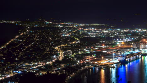 Las-Luces-De-Los-Automóviles-Se-Mueven-Aleatoriamente-A-Través-De-Tauranga,-Nueva-Zelanda,-Timelapse-Nocturno-Desde-El-Monte-Maunganui