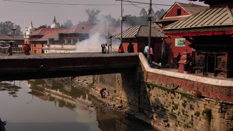 Blick-über-Den-Bagmati-Fluss-Zum-Pashupatinath-Tempel,-Kathmandu,-Nepal