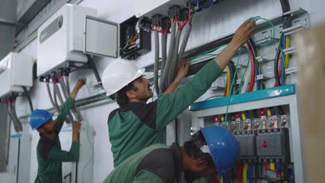 Arbeiter-Reparieren-Solarwechselrichter-In-Einer-Textilfabrik-In-Pakistan