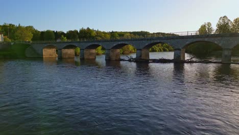 Drone-Aéreo-Hacia-Atrás-A-Baja-Altitud-En-El-Río-Vienne