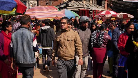 Menschen-Gehen-Durch-Einen-Belebten-Markt-Auf-Einem-Stadtplatz,-Bhaktapur,-Kathmandutal,-Nepal