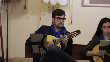 El-Grupo-Tocando-Bandurrias-En-Una-Iglesia-Católica-Durante-La-Ceremonia-De-Primera-Comunión-En-Zaragoza,-España---Plano-Medio