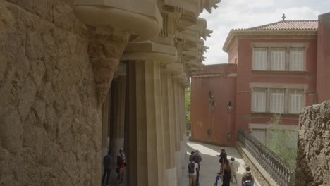 Touristen-Spazieren-Um-Den-Eingang-Des-Malerischen-Architektonischen-Gebäudes-Im-Parc-Güell,-Barcelona