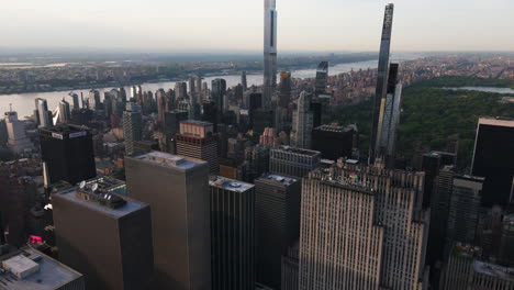 Vista-Aérea-Inclinada-Sobre-Rascacielos-En-El-Centro-De-Manhattan,-Mañana-Brumosa-En-Nueva-York