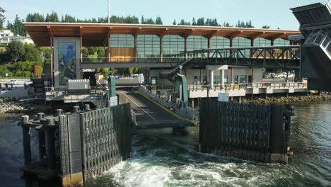 Ferry-Alejándose-De-La-Terminal-De-Ferry-De-Mukilteo