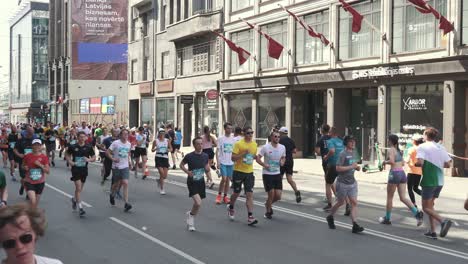 19.-Mai-2024,-Rimi-Riga-Marathon-Lettland:-Marathonläufer-Drängen-Sich-10-Km-Weit,-Vorderansicht