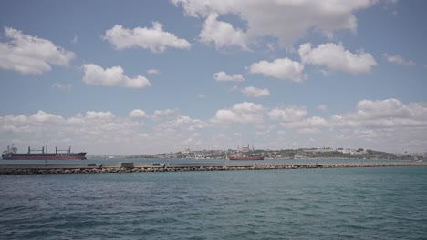 Barcos,-Ferries,-Barcos,-Edificios-Históricos-En-El-Bósforo,-Estanbul,-Turkiye