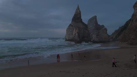 Mujeres-Felices-Bailando,-Abrazándose-Y-Bailando-En-La-Playa-De-Arena-Con-Fondo-Marino-Al-Atardecer