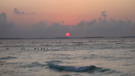 Hermosa-Puesta-De-Sol-Sobre-El-Mar-En-La-Isla-Holbox,-Quintana-Roo,-México