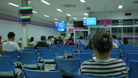 Timelapse-of-people-in-a-train-or-bus-station-waiting-for-their-time-to-travel