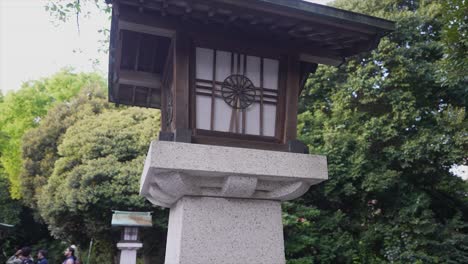 Traditionelle-Japanische-Laterne-Im-Wald