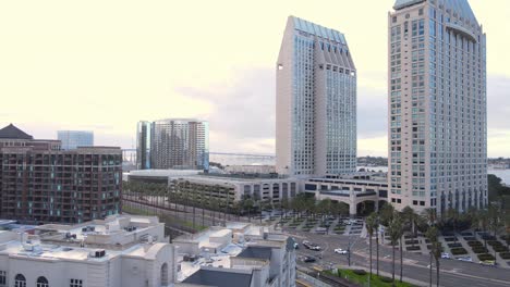 Icónico-Edificio-Del-Hotel-Hyatt-En-El-Centro-De-San-Diego,-Vista-Aérea-De-Drones