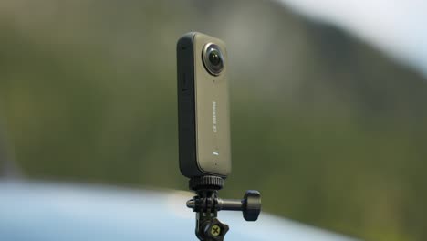 Die-Action-Kamera-Insta360-X4-Nimmt-Beeindruckende-360-Grad-Videos-Vor-Einem-Unscharfen-Natürlichen-Hintergrund-Auf