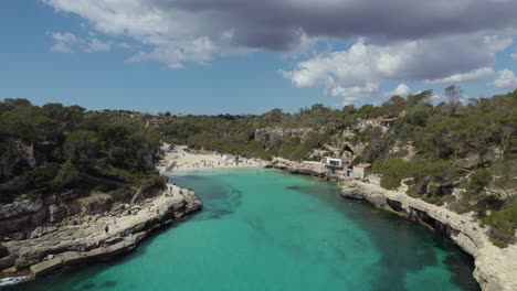 Turistas-En-Una-Hermosa-Playa-Mediterránea,-Mallorca