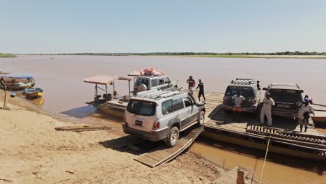 Offroad-4x4-Auto-Wird-In-Altes,-Gefährliches-Fährenboot-Geladen,-Auf-Dem-Weg-Zum-Tsingy-De-Bemaraha-Nationalpark