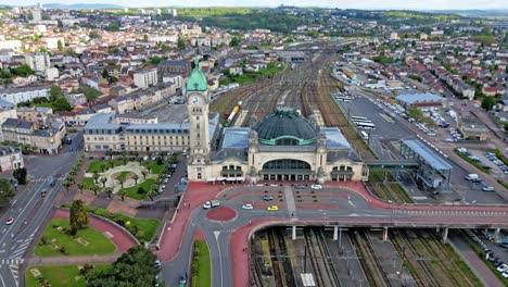 Estación-De-Limoges-benedictins,-Francia.-Dron-Aéreo-Hacia-Adelante-Descendente