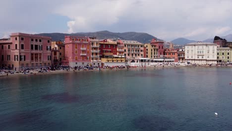 Mar-En-Calma-Con-Barcos-Cerca-De-Sestri-Levante,-Liguria-Durante-La-Hora-Dorada,-Vista-Aérea