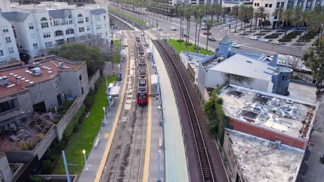 San-Diego-Trolley-Entlang-Des-Harbor-Drive,-Drohnenflug-über-Den-Hafen