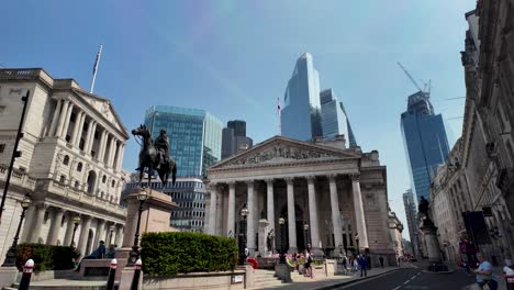 Bank-Of-England-Und-Royal-Exchange-In-Der-City-Of-London-Mit-Wolkenkratzern-Im-Hintergrund-An-Einem-Sonnigen-Morgen