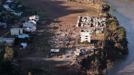 Ubicación-De-La-Orilla-Del-Río-Edificios-Destruidos-Por-El-Aumento-Del-Nivel-Del-Agua,-Inundaciones