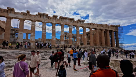 Turistas-En-El-Templo-De-Mármol-Pentélico-Del-Partenón-En-La-Acrópolis-De-Atenas,-Grecia