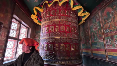 Una-Rueda-De-Oración-Bellamente-Ornamentada-Dentro-Del-Monasterio-Guru-Lhakhang-En-Katmandú,-Que-Gira-Silenciosamente-Mientras-Irradia-Energía-Espiritual-Y-Devoción