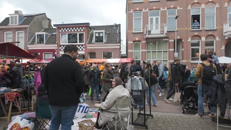 Mercado-Callejero-Lleno-De-Gente-Con-Puestos-Coloridos-Y-Gente-Celebrando-El-Día-Del-Rey-En-Utrecht.