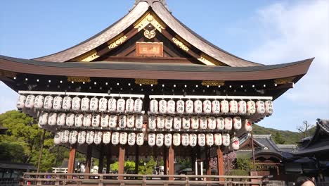 Japanese-traditional-paper-lanterns-illuminated-in-japan,-kioto