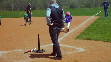 Kleiner-Junge-Wird-Beim-T-Ball-Getroffen