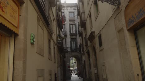 Empty-narrow-street-tilt-view-in-Barcelona-city-center,-residential-buildings-historic-town