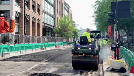 Road-Roller-Compacting-Fresh-Asphalt-On-Queen-Victoria-Street-In-Central-London