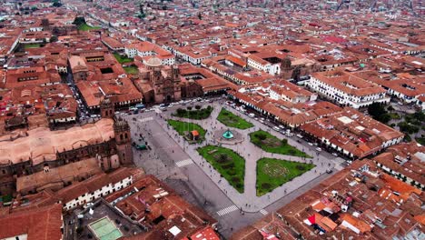 Luftaufnahme-Einer-Drohne-Von-Cusco,-Unterwegs-Auf-Der-Plaza