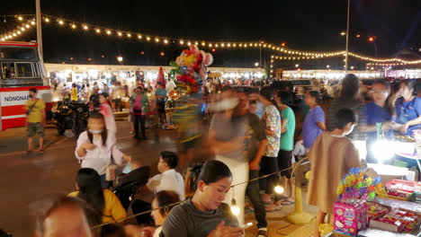 Timelapse-De-Un-Mercado-Lleno-De-Gente-Y-Vendedores,-Comprando-Y-Vendiendo-Productos-En-Un-Mercado-Nocturno-En-Chachoengsao,-Tailandia