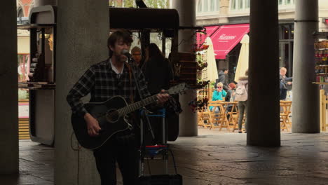 Straßenmusikant-Im-Covent-Garden-Market,-London.-Mittlere-Aufnahme