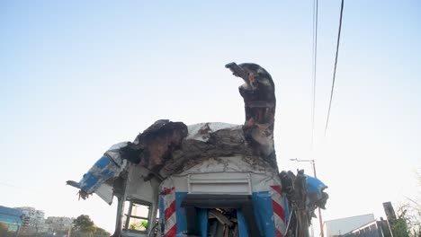 Vagón-De-Tren-Gravemente-Dañado-Tras-Accidente-En-Buenos-Aires,-Inclinado-Hacia-Abajo