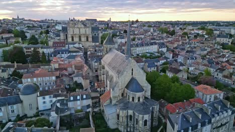 Church-of-Sainte-Radegonde-and-Saint-Pierre-cathedral,-Poitiers-in-France