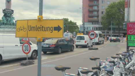 Cyclist-detour--roadsign-beside-traffic-in-Vienna